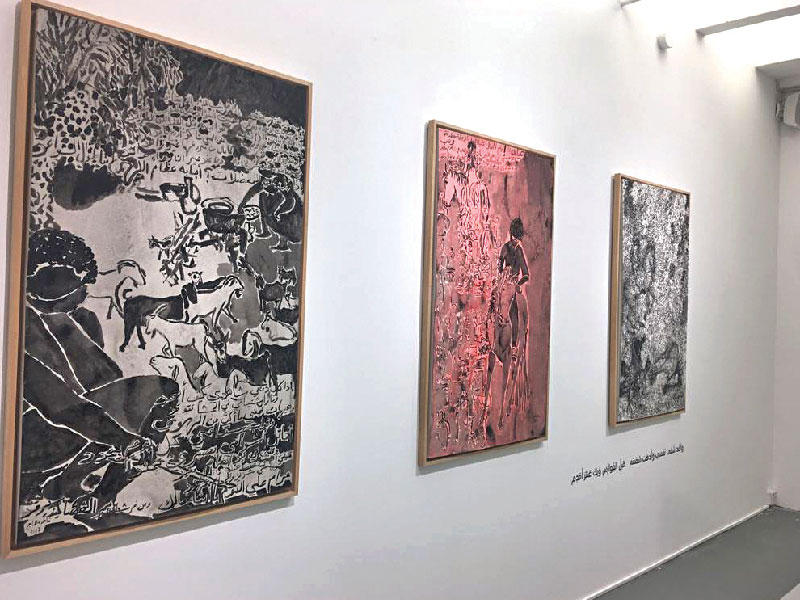 عدد من اللوحات المعبرة في المعرض 