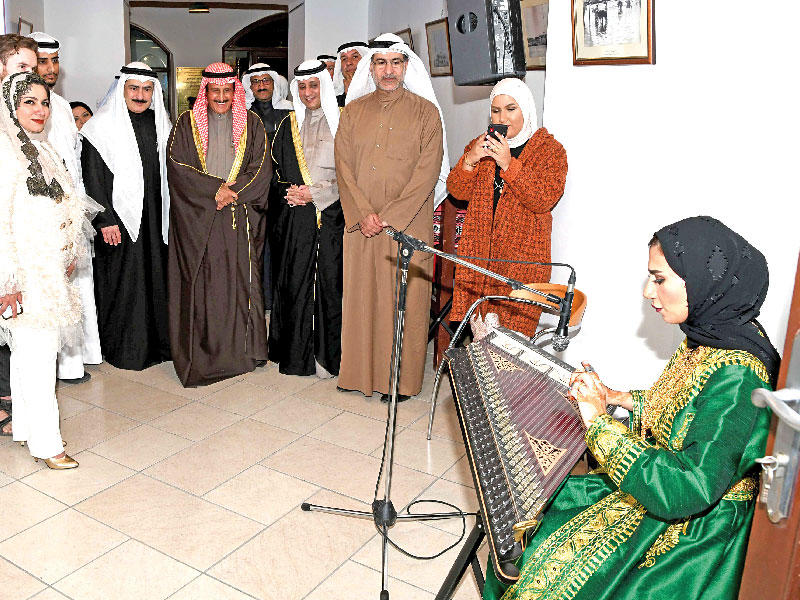 الشيخ إبراهيم الدعيج خلال زيارته المعرض التشكيلي للمباني التاريخية