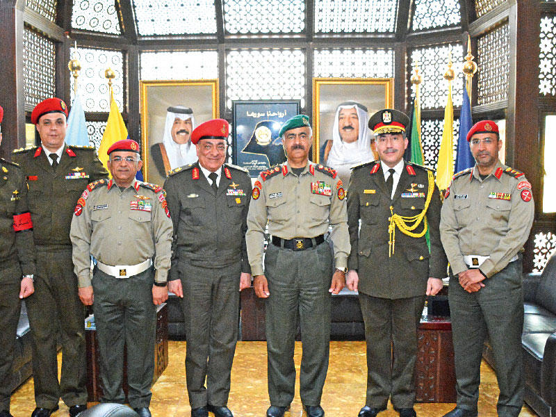  رئيس الأركان العامة للجيش الفريق الركن محمد الخضر مستقبلاً الوفد المصري أمس