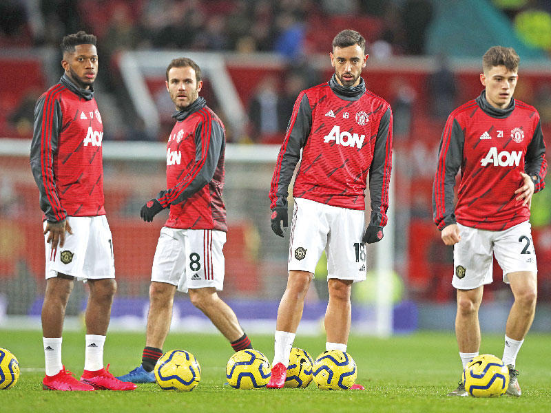 لاعبو مانشستر يونايتد خلال إحماء قبل مباراة سابقة