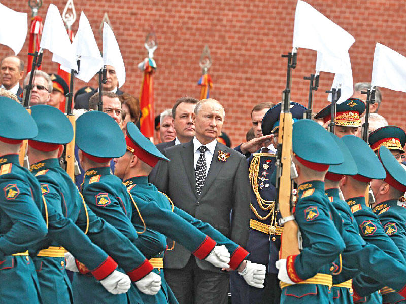 الرئيس الروسي فلاديمير بوتين خلال استعراض يوم النصر العام الماضي 
