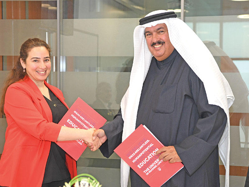 المديره العام للهيئة العامة للتعليم التطبيقي والتدريب، د. علي المضف- نائب الرئيس للموارد والتخطيط الأكاديمي في جامعة ريدنغ البريطانية د. مارك فيلوز