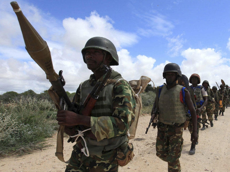 الشباب تهاجم قاعدتين عسكريتين في الصومال