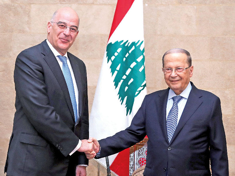 الرئيس اللبناني ميشال عون مستقبلاً أمس وزير الخارجية اليوناني نيكوس دندياس (دالاتي ونهرا)