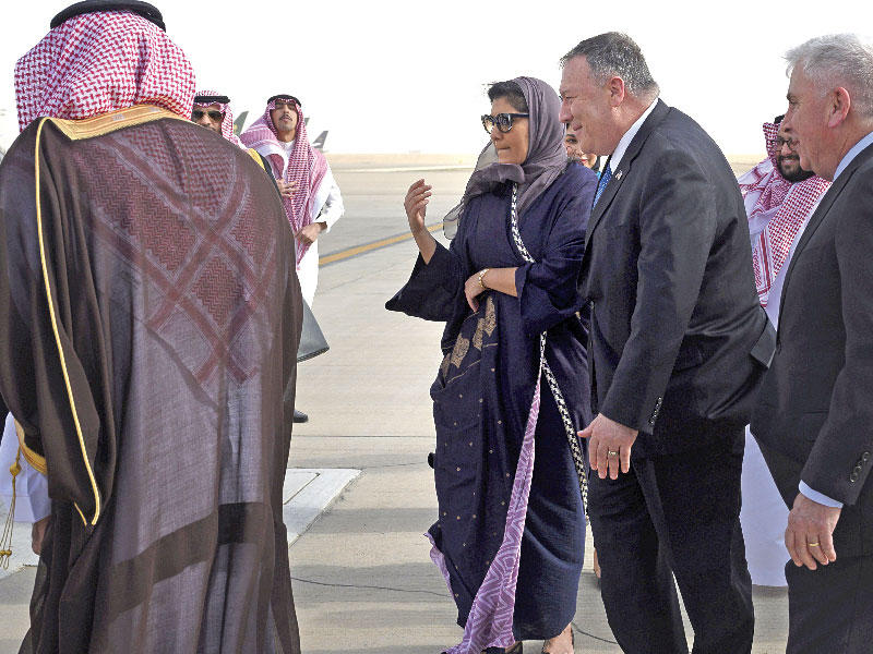 السفيرة السعودية بواشنطن الأميرة ريما بنت بندر في استقبال بومبيو بالرياض أمس (أ ف ب)