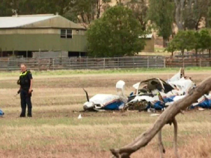 أثار تحطم الطائرتين الصغيرتين في الجو صباح أمس قرب مطار مانجالور في أستراليا