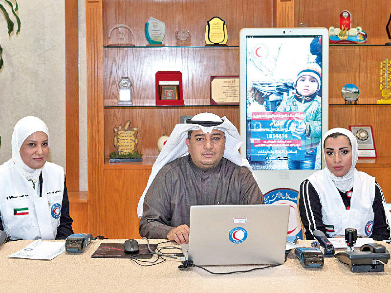 عناصر «الهلال الأحمر» خلال حملة «الشتاء الدافئ»