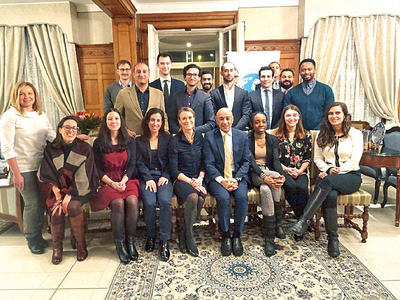 السفير البديوي مع أعضاء منظمة «واي بي اف بي»