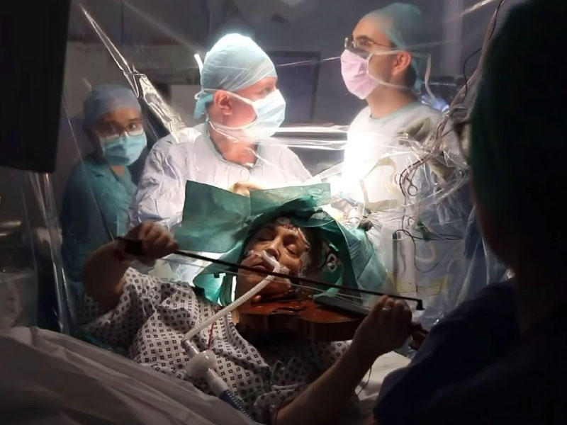 العازفة داجمار ترنر أثناء عملية استئصال ورم 