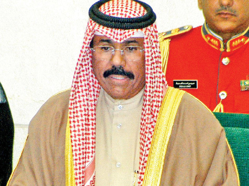 سمو ولي العهد الشيخ نواف الأحمد أثناء أدائه اليمين الدستورية عام 2006 (أرشيف)