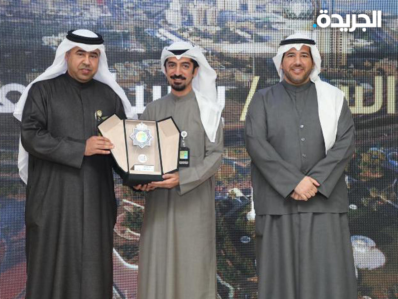 تكريم احد الموظفين المميزين