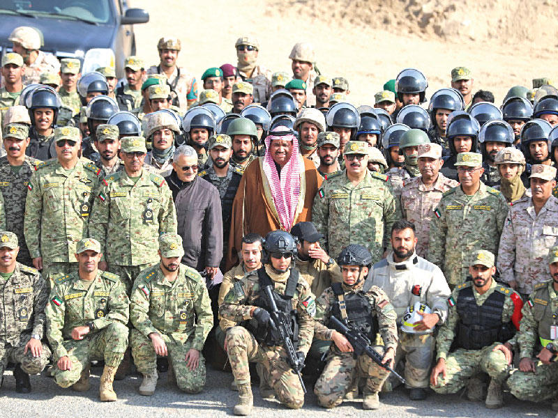 وكيل الحرس الوطني الفريق الركن م. هاشم الرفاعي متوسطاً القوات المشاركة بالتمرين 