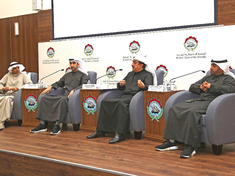 من اليمين: نائب المدير العام لبنك الخليج طارق الصالح و المؤسس والرئيس التنفيذي لشركة «أجار أونلاين»، شاهين الخضري و نائب رئيس اتحاد وسطاء العقا عماد حيدر والشريك الإداري في مكتب محاماة البكر دشتي خلال ندوة «التكنولوجيا العقارية ما تأثيرها على القطاع العقاري الخليجي»