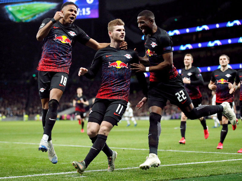 فرحة لاعبي لايبزيغ بعد إحراز الهدف الأول