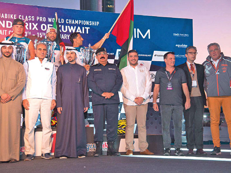 لقطة جماعية لبطولة العالم للدراجات المائية 2020 والتي استضافتها الكويت على شاطئ المارينا برعاية سامية من صاحب السمو أمير البلاد 