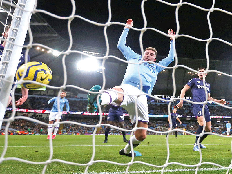 لابورتي نجم سيتي يحاول متابعة تسديدة زميله رودري قبل دخولها شباك وست هام