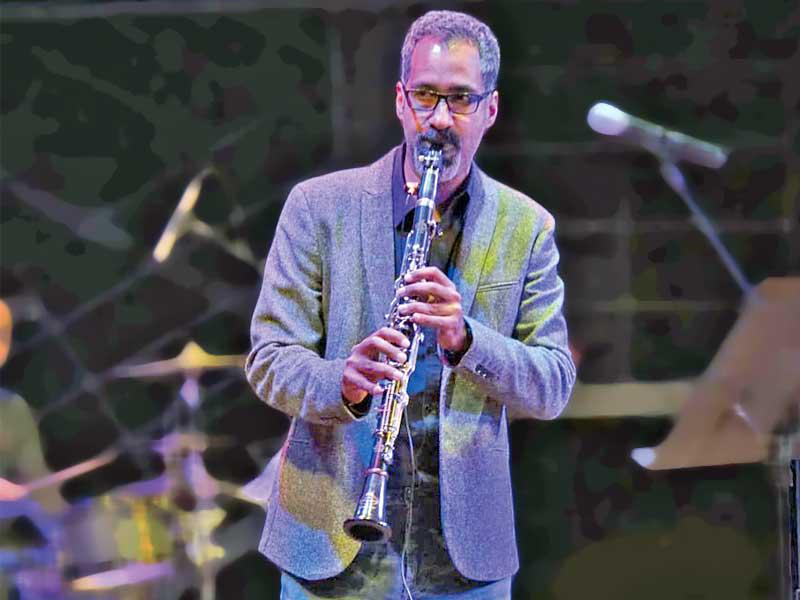 الفنان مشعل حسين خلال الأمسية