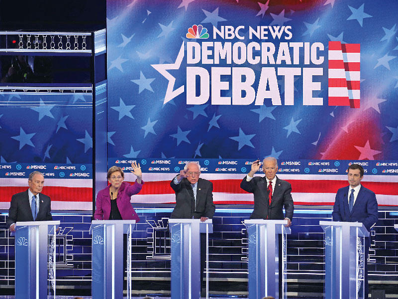 المرشحون الديمقراطيون الستة خلال مناظرة نيفادا مساء أمس الأول (ا ف ب)