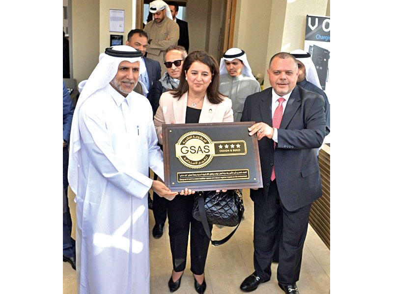 وزيرة الأشغال وزيرة الدولة لشؤون الإسكان د. رنا الفارس خلال زيارة مشروع البيت الذكي في مدينة جابر الأحمد أمس