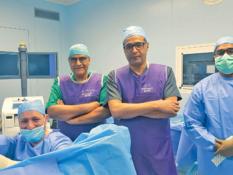 رئيس وحدة المسالك البولية في مستشفى مبارك الكبير البروفسور عادل الحنيان وعدد من الأطباء خلال إجراء عمليات حصوات الكلى