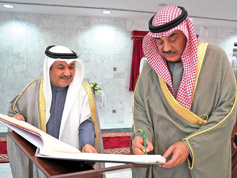  رئيس مجلس الوزراء سمو الشيخ صباح الخالد يدوِّن كلمة في سجل افتتاح المبنى الجديد لمحافظة الجهراء