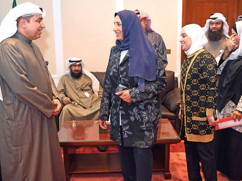 وزير الكهرباء والماء محمد بوشهري مستقبلاً المهنئين 