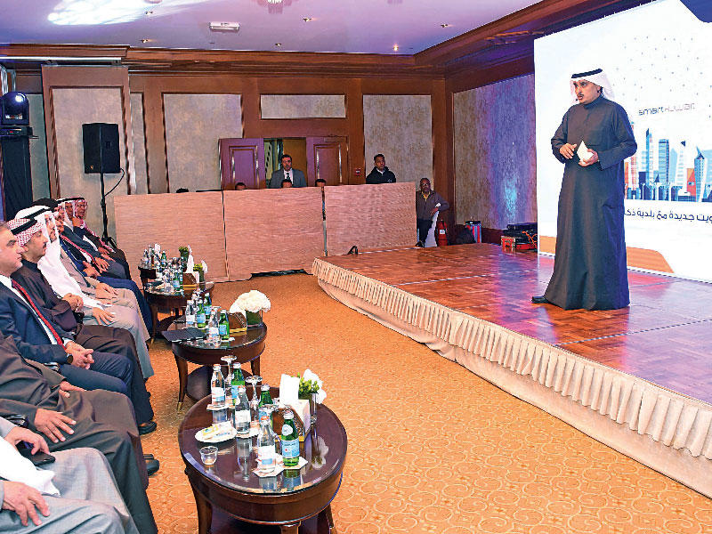 المدير العام للبلدية أحمد المنفوحي متحدثاً خلال العرض المرئي