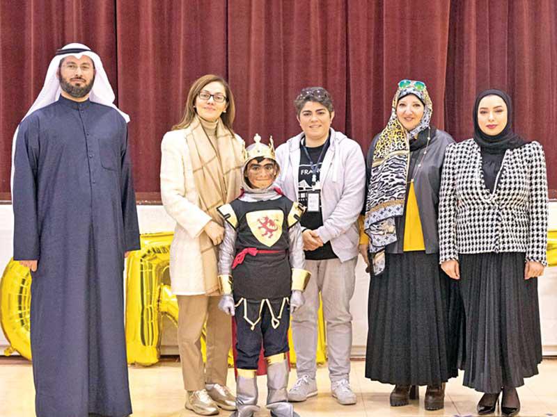 من اليمين صفاء الشطي وعزة عوض والمعلمة رانيا زند الحديد والطالب حسن الشواف وسوزان البشيتي والموجه الأول مشاري عودةn