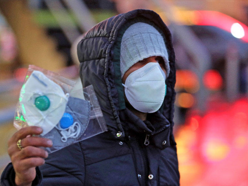 بائع إيراني يبيع أقنعة واقية في العاصمة طهران