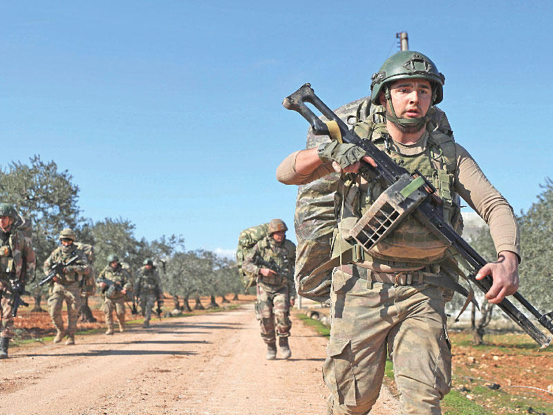 جنود أتراك قرب بلدة النيرب جنوب شرق إدلب أمس          (أ ف ب )