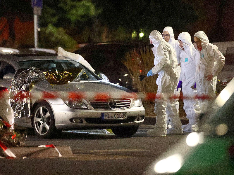 خبراء الطب الشرعي يعملون حول سيارة تالفة بعد إطلاق نار في هاناو بالقرب من فرانكفورت