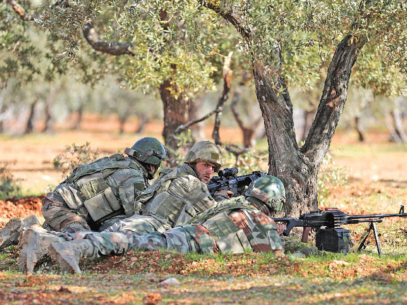 جنود أتراك في وضعية قتالية قرب بلدة النيرب أمس (أ ف ب)