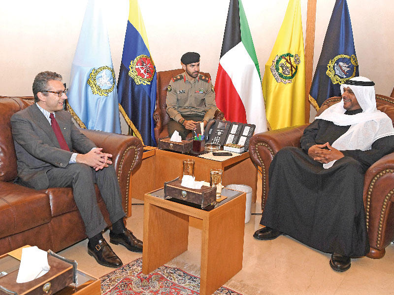 نائب رئيس مجلس الوزراء وزير الدفاع الشيخ أحمد المنصور مستقبلاً المسؤول الإيطالي أمس