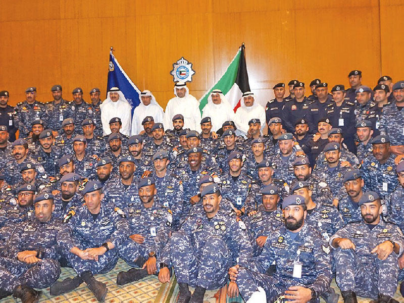 نائب رئيس مجلس الوزراء وزير الداخلية أنس الصالح متوسطاً القوة الأمنية الكويتية