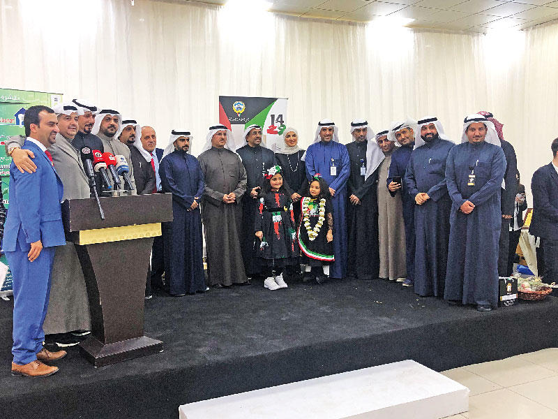 نائب مدير الهيئة العامة للقوى العاملة لقطاع شؤون العمالة عبدالله المطوطح و مدير إدارة عمل محافظة حولي محمد بورقبة وصورة جماعية لموظفي الإدارة