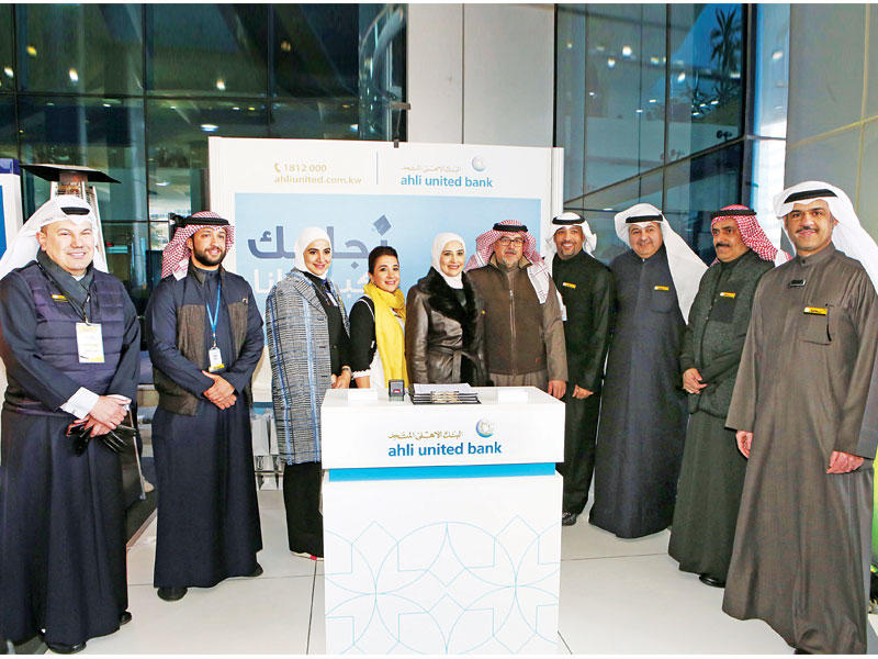 وزيرة الشؤون الاجتماعية وزيرة الدولة للشؤون الاقتصادية مريم العقيل فى زيارة جناح «المتحد» في المعرض