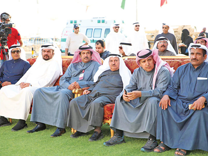 جانب من المشاركين في  فعاليات الجناح القطري المشارك في قرية الشيخ صباح الأحمد للموروث الشعبي