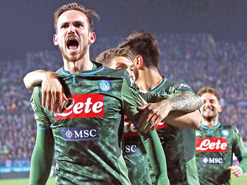فرحة لاعبي نابولي بعد إحراز هدف في مرمى بريشيا