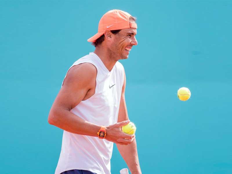 لاعب التنس الاسباني  رافائيل نادال يتدرب قبل قرعة أكابولكو