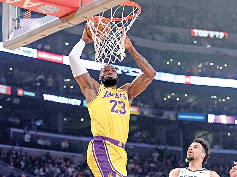 ليبرون جيمس نجم ليكرز يسجل في سلة ممفيس