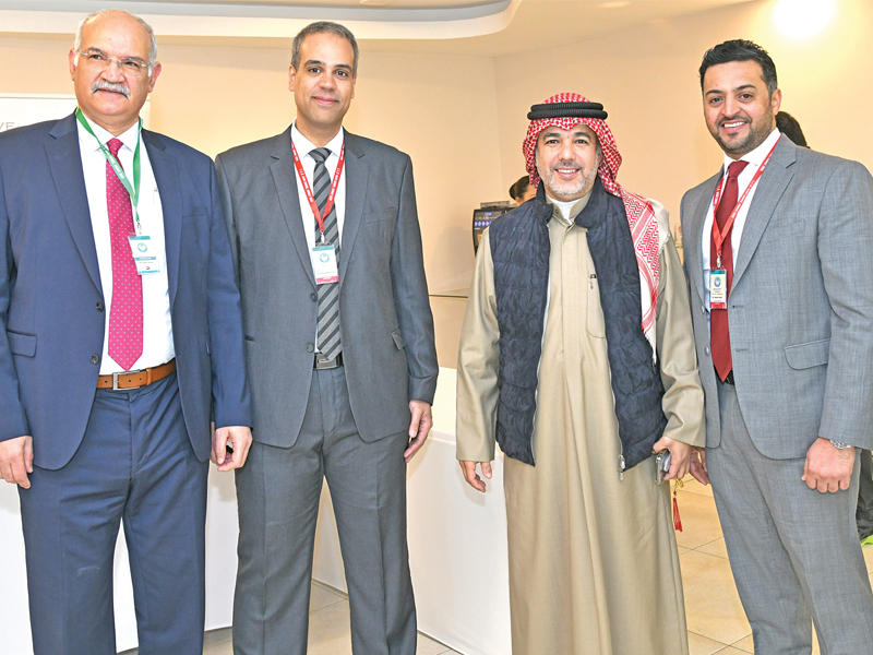 رئيس قسم العظام بمستشفى الرازي د. صالح السيفي، و المنسق العام للدورة وطبيب جراحة انحرافات الساقين بمستشفى الرازي د. أحمد عبدالعزيز  أستاذ جراحة العظام بجامعة بنها المصرية والخبير أ.د. جمال حسني ورئيس رابطة جراحي العظام د. عبدالرزاق العبيد