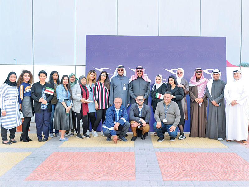 يوسف الجاسم وفايز العنزي يتوسطان عدداً من الموظفين