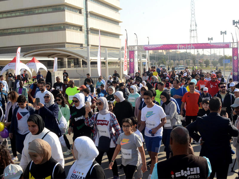 جانب من المشاركين في ماراثون للدراجات الهوائية الذي نظمه مستشفى جابر الأحمد