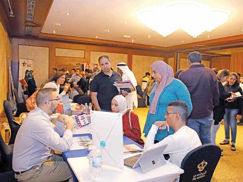 جانب من المعرض التعليمي السنوي الذي نظمته السفارة الأميركية في الكويت بالتعاون مع شبكة الطلاب الدولية في فندق الريجنسي