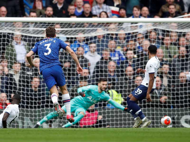 ألونسو نجم تشلسي يحرز هدفه في مرمى توتنهام