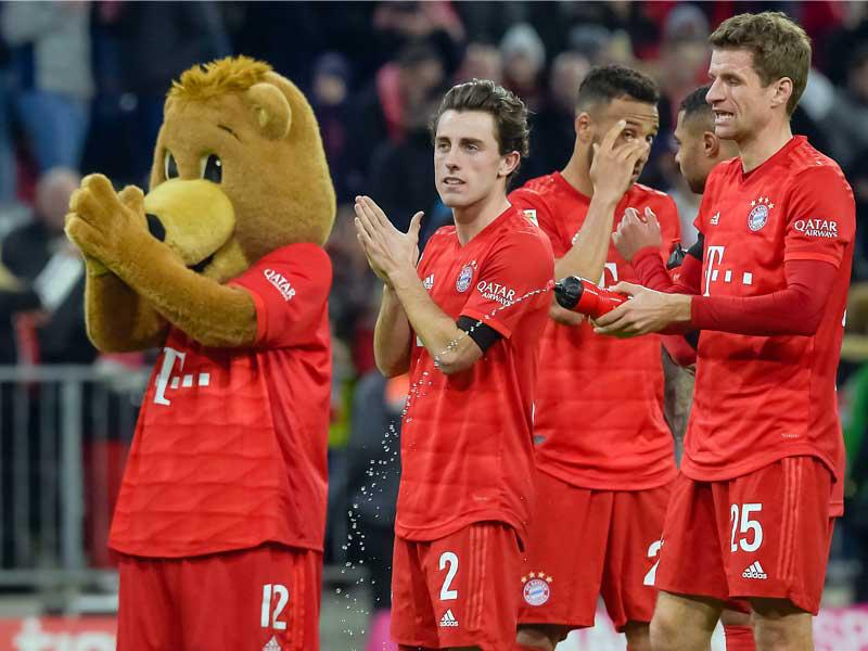 فرحة لاعبي بايرن ميونخ بعد نهاية المباراة