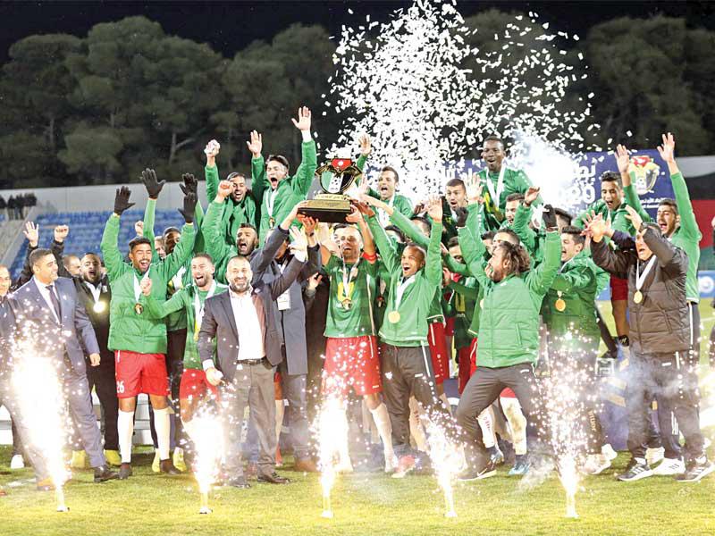 الوحدات يحمل كأس البطولة