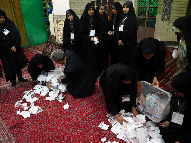 فرز صناديق التصويت داخل دائرة تابعة للعاصمة طهران أمس (رويترز)