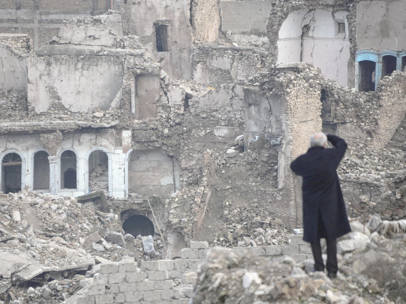 عراقي يتفقّد آثار الدمار في مدينة الميدان القديمة بالموصل  أمس الأول            (أ ف ب)