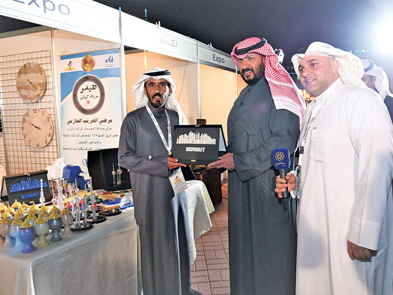 محافظ العاصمة الشيخ طلال الخالد متفقداً معرض عاصمة الكويت لدعم المشاريع الشبابية الصغيرة